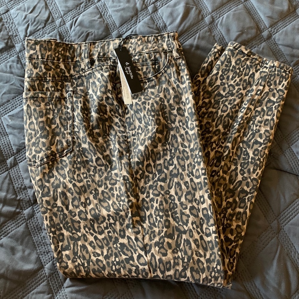 Women’s Leopard Ankle Pants